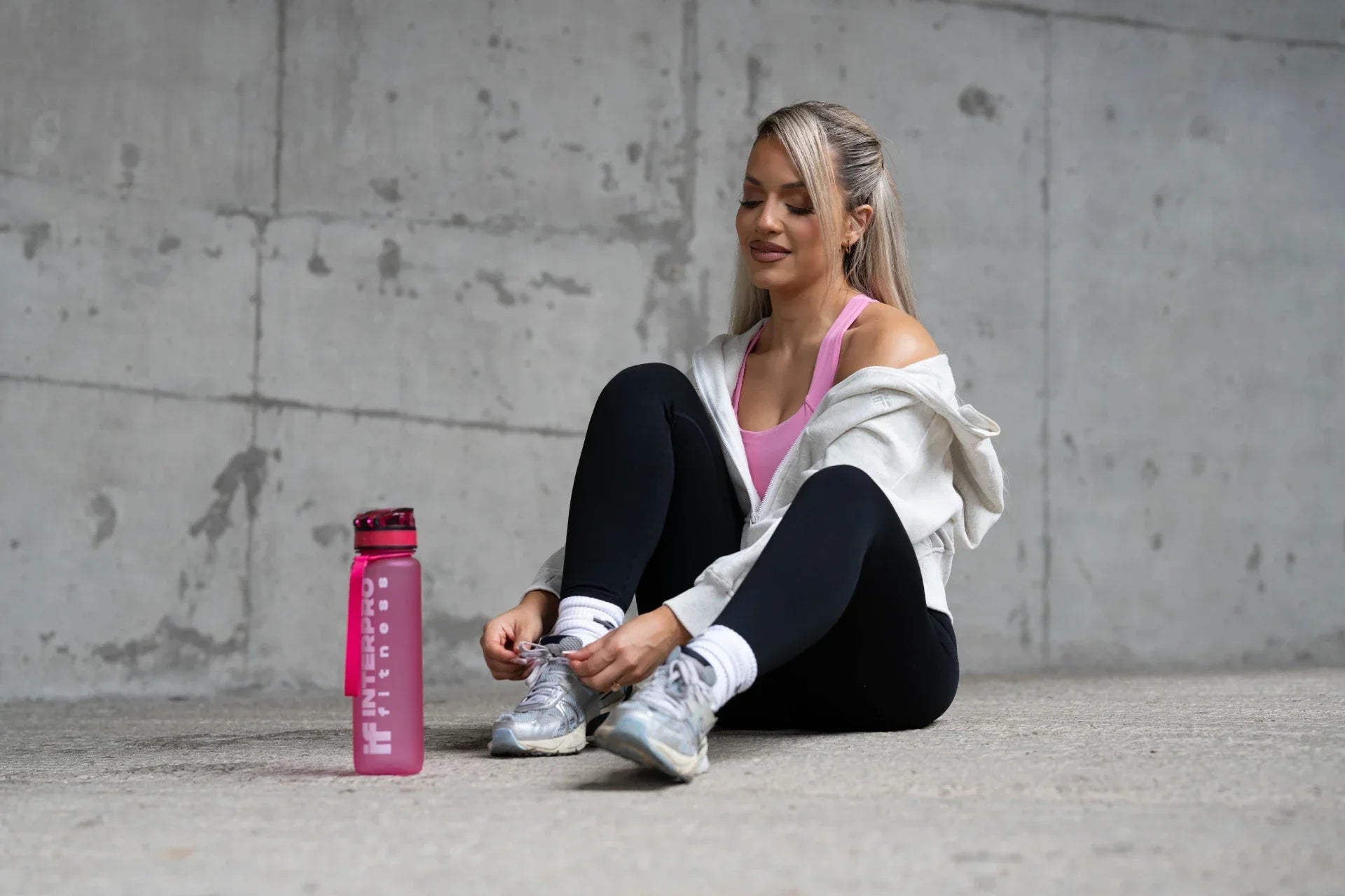 Women with Interpro Fitness Water Bottle 
