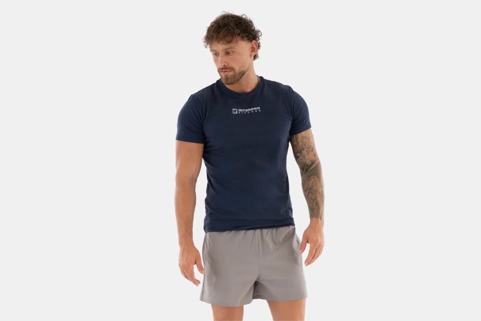 Man wearing muscle fit gym t shirt 