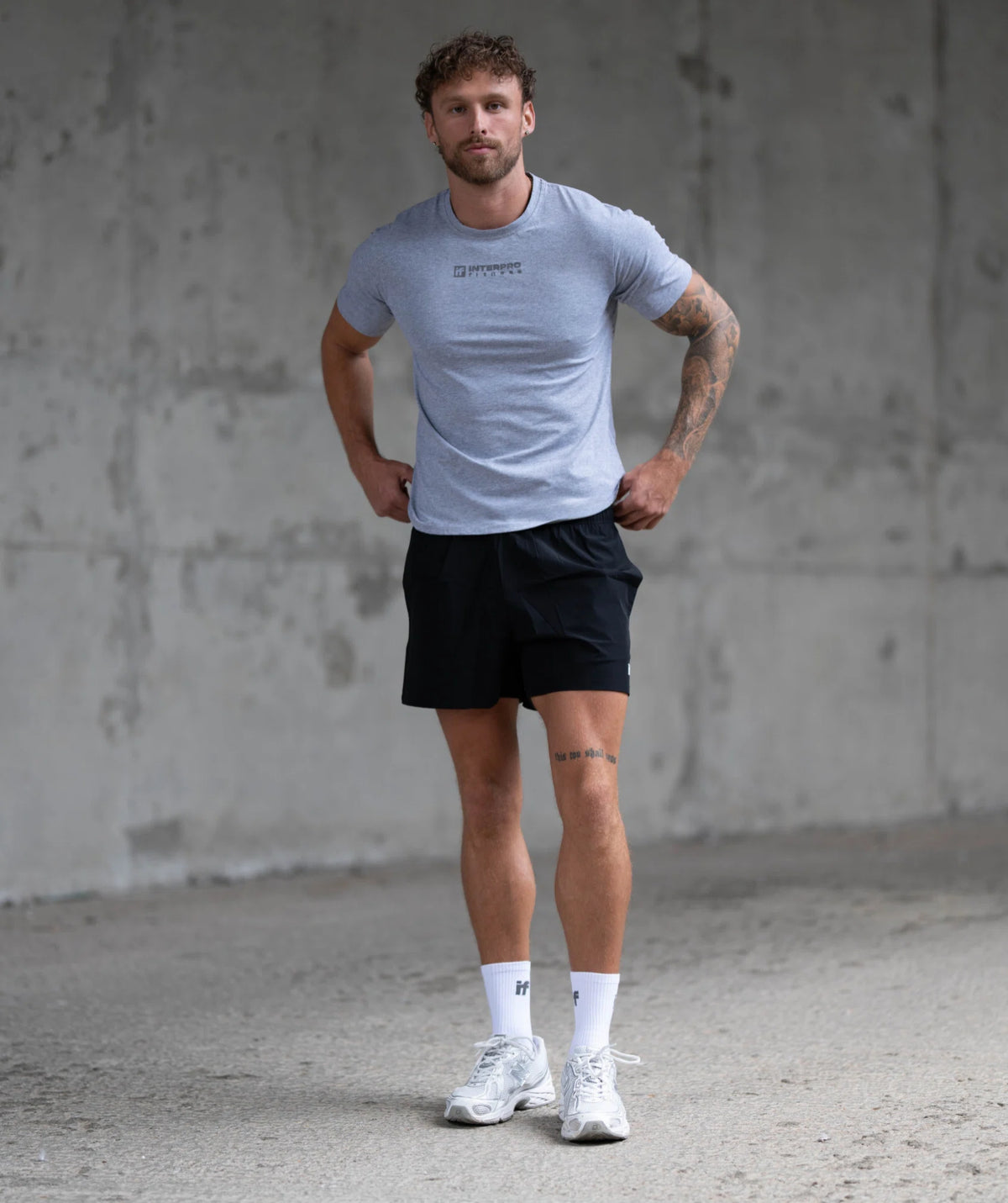Man wearing a light gray t-shirt