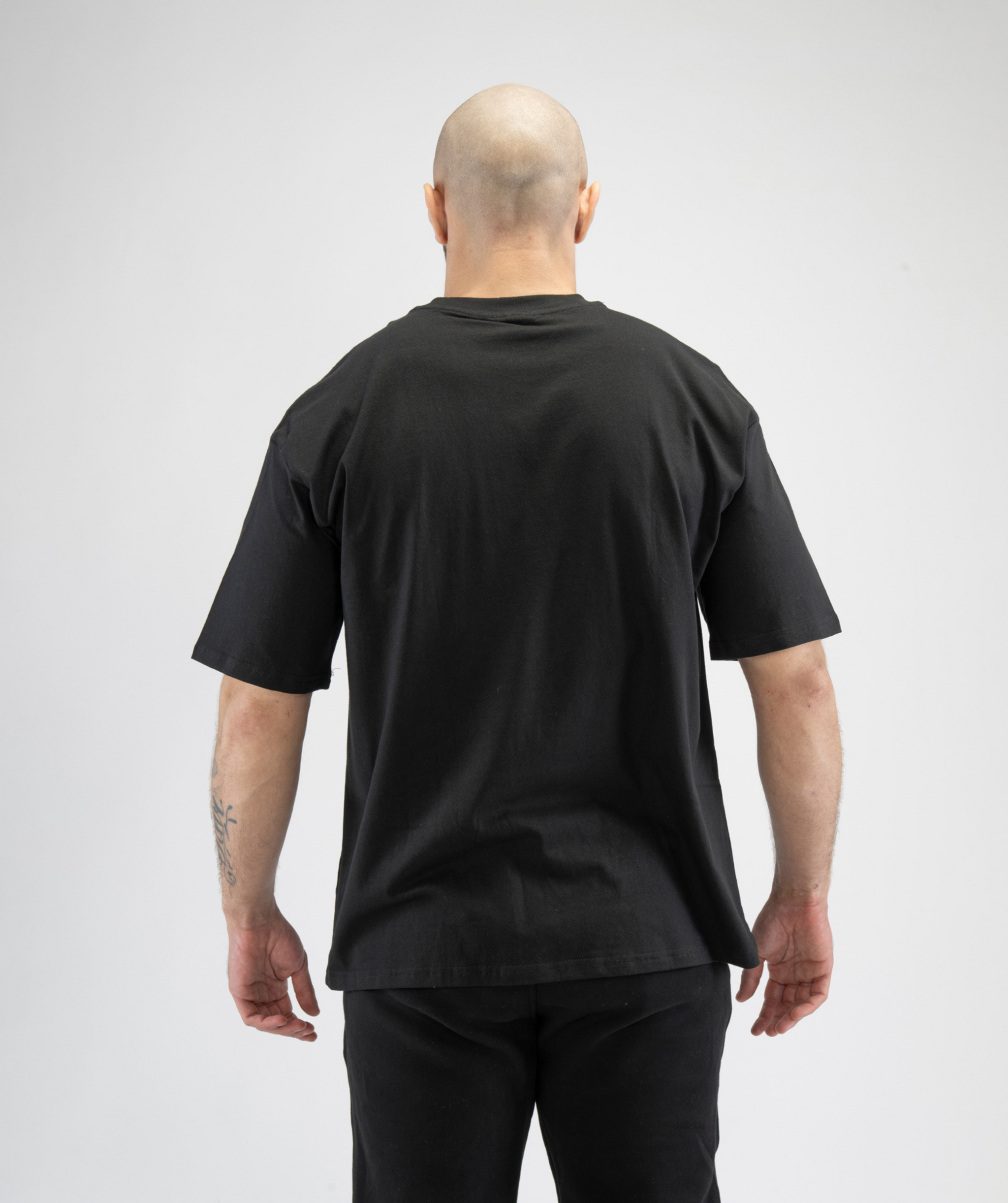 Rear view of Black oversized men’s fitness T-shirt from Interpro Fitness, ideal for lifting sessions.