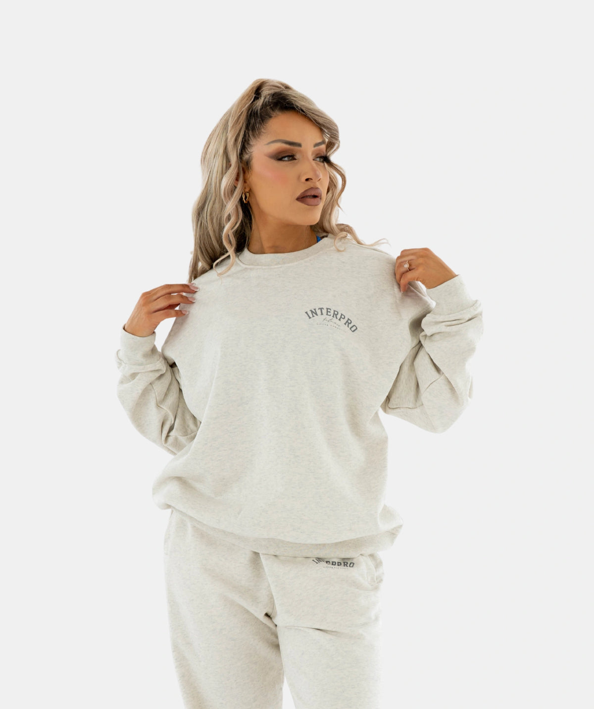 Woman wearing a beige sweatshirt 